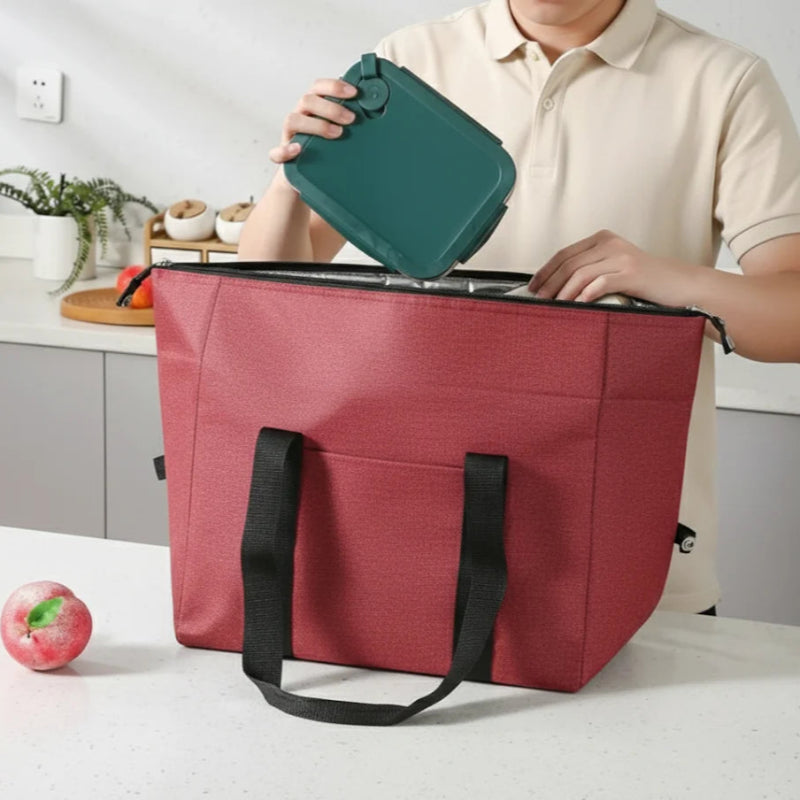 Grand sac isotherme rouge ouvert avec une personne