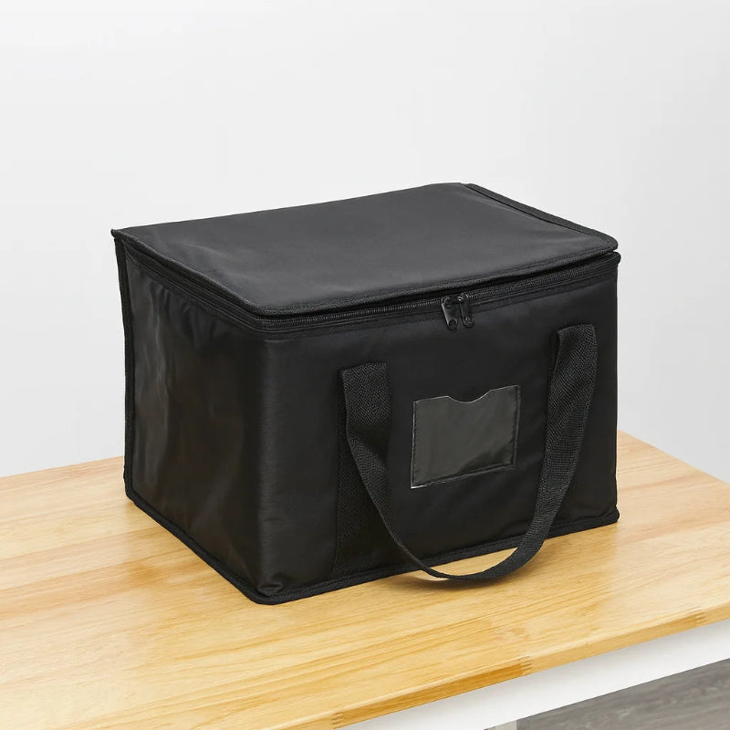 Sac isotherme livraison noir sans motif 50l vu de face poser sur une table