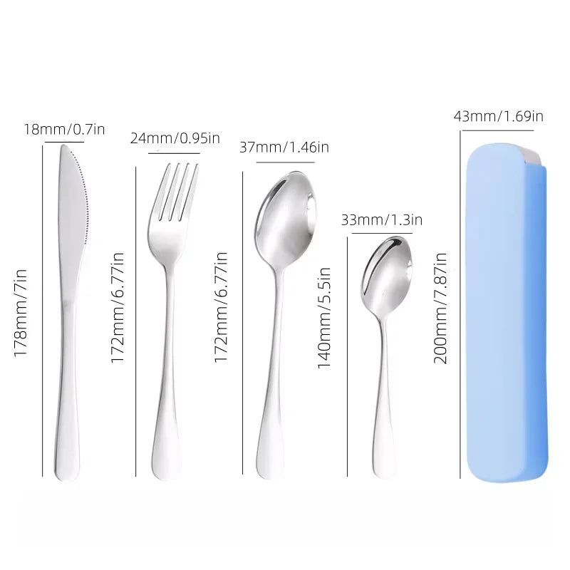 Schéma des dimensions du set de couverts en acier inoxydable avec étui bleu, indiquant les tailles du couteau, de la fourchette, des cuillères et de la boîte de transport.