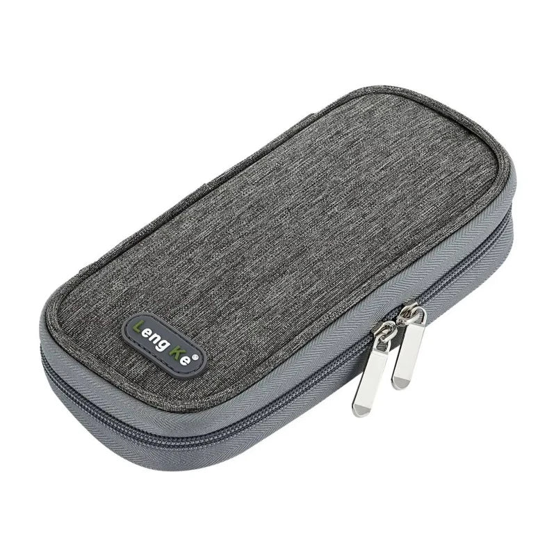 Étui isotherme gris pour médicaments vue de face, format compact avec tissu texturé et double fermeture éclair, présenté sur fond blanc.