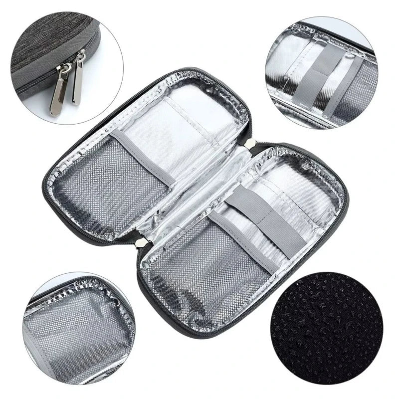 Intérieur de l’étui isotherme gris pour médicaments, avec doublure thermique argentée, poches filet et élastiques de maintien, présenté en vue ouverte.