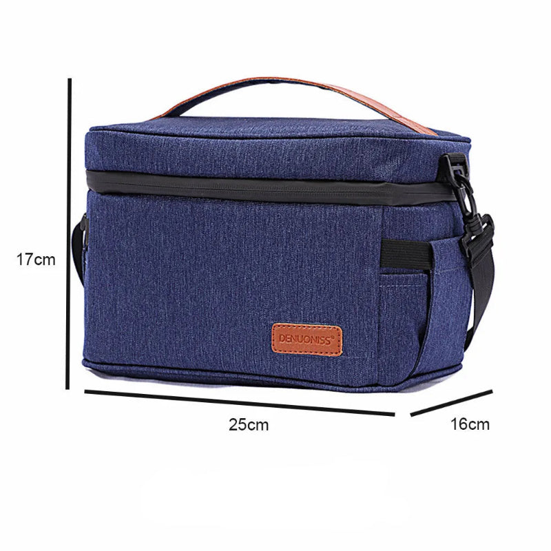 Lunch bag isotherme 7L bleu denim avec dimensions 25 × 16 × 17 cm, illustrant le format compact adapté au transport d’un repas.