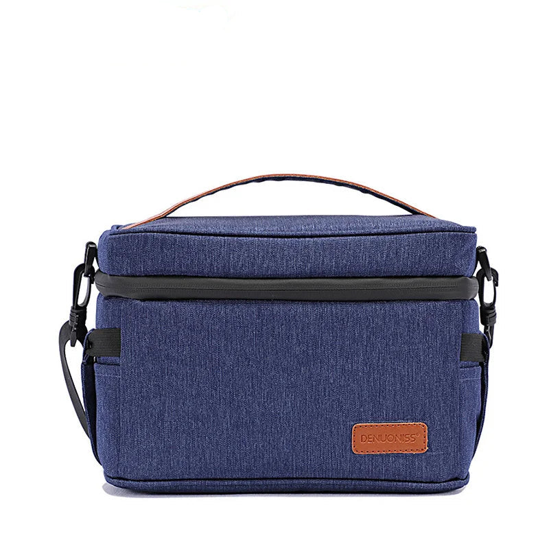 Lunch bag isotherme 7L bleu denim vu de face, avec poignée renforcée et poche avant, conçu pour transporter un repas frais au quotidien.