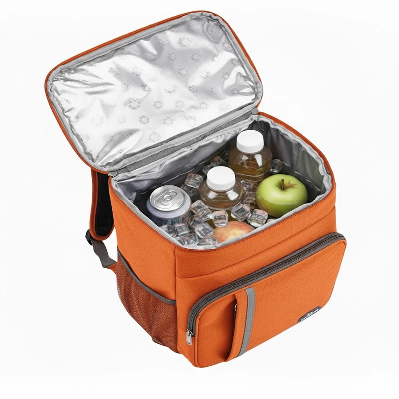 Sac à dos isotherme orange ouvert, contenant des bouteilles, une canette, une pomme et des glaçons, illustrant sa capacité à garder les boissons et aliments au frais pendant les déplacements.