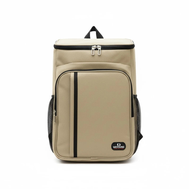 Sac à dos isotherme beige vu de face, avec poches zippées et mailles latérales, conçu pour garder les repas et boissons au frais lors des déplacements ou pique-niques.
