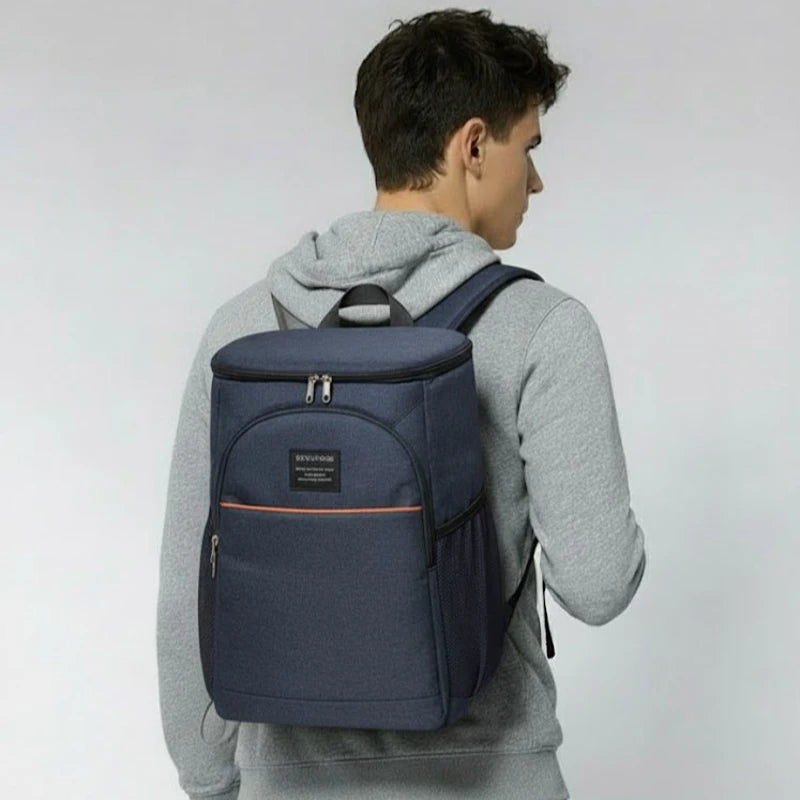 sac à dos isotherme bleu marine porté par un homme, vue arrière montrant les bretelles et la forme carrée du sac