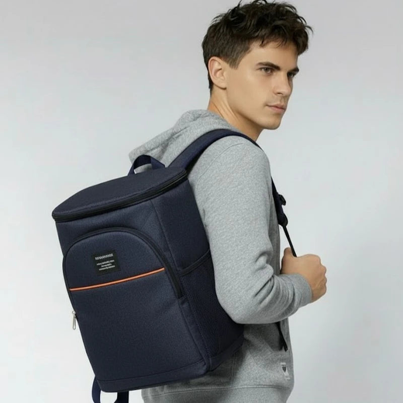 sac à dos isotherme bleu marine porté par un homme en sweat gris, vu de côté avec poche filet visible