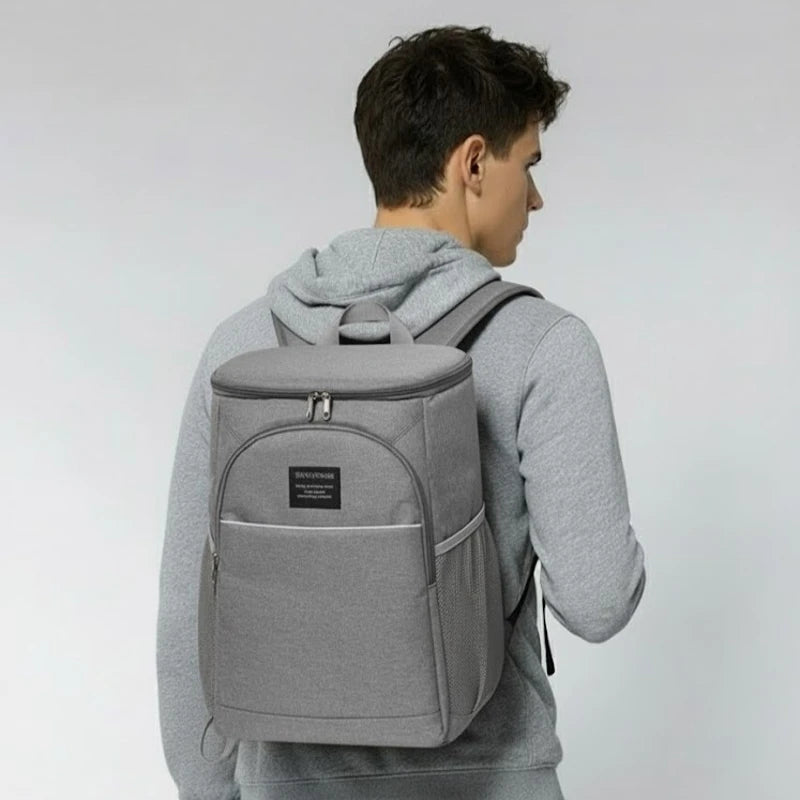 sac à dos isotherme gris porté par un homme en sweat gris vu de dos
