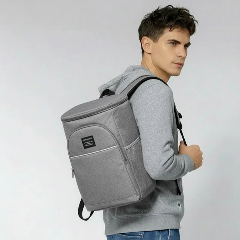 sac à dos isotherme gris porté par un homme, vue trois quarts avec détails des bretelles