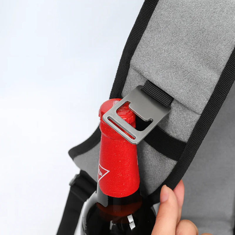 zoom sur l’ouvre-bouteille intégré du sac à dos isotherme gris utilisé pour décapsuler une bouteille