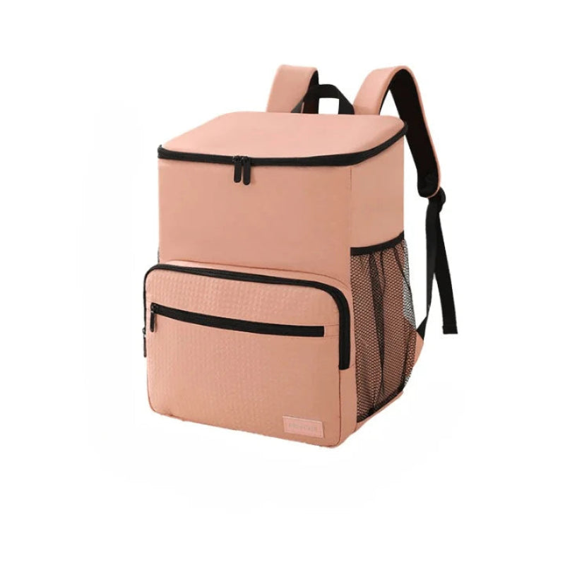 Sac à dos isotherme rose en vue 3/4 sur fond blanc, avec poche avant zippée et filet latéral, conçu pour transporter repas et boissons au quotidien.