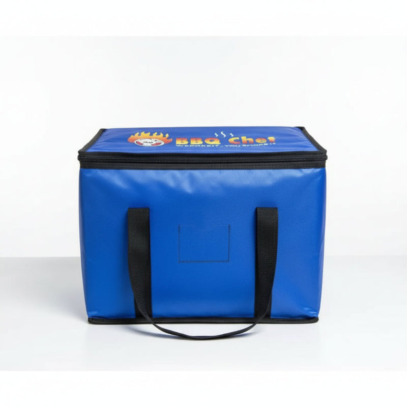 Sac isotherme bleu BBQ Chef vu de face, posé sur une table blanche, avec poignées noires et logo imprimé sur le dessus.
