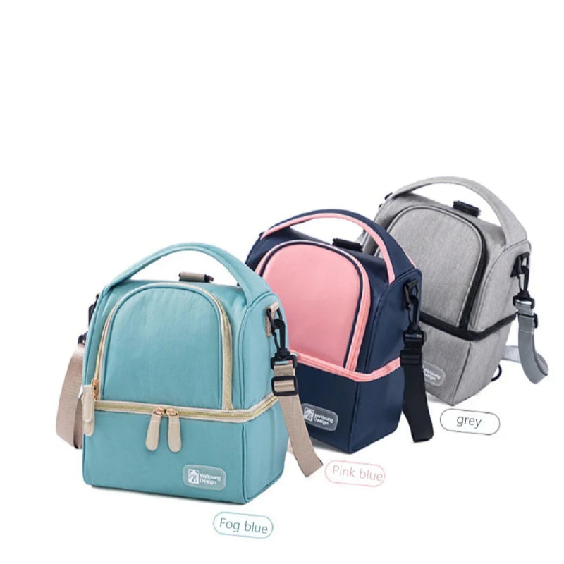 Sac isotherme bébé en trois coloris bleu brume, bleu rose et gris, conçu pour transporter les repas, biberons et goûters du quotidien.