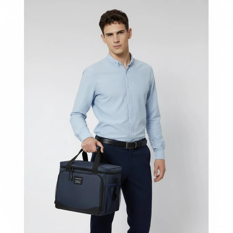 Homme en chemise bleu clair tenant un sac isotherme bleu à la main, pratique pour transporter un repas au travail.