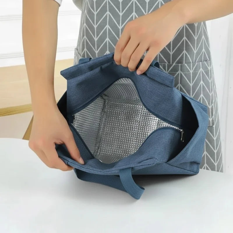 Intérieur isolant d’un sac isotherme bleu avec doublure thermique visible et fermeture éclair ouverte