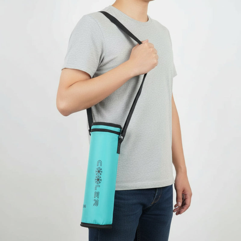 Sac isotherme bleu turquoise pour bouteille porté à l’épaule avec une bandoulière réglable.