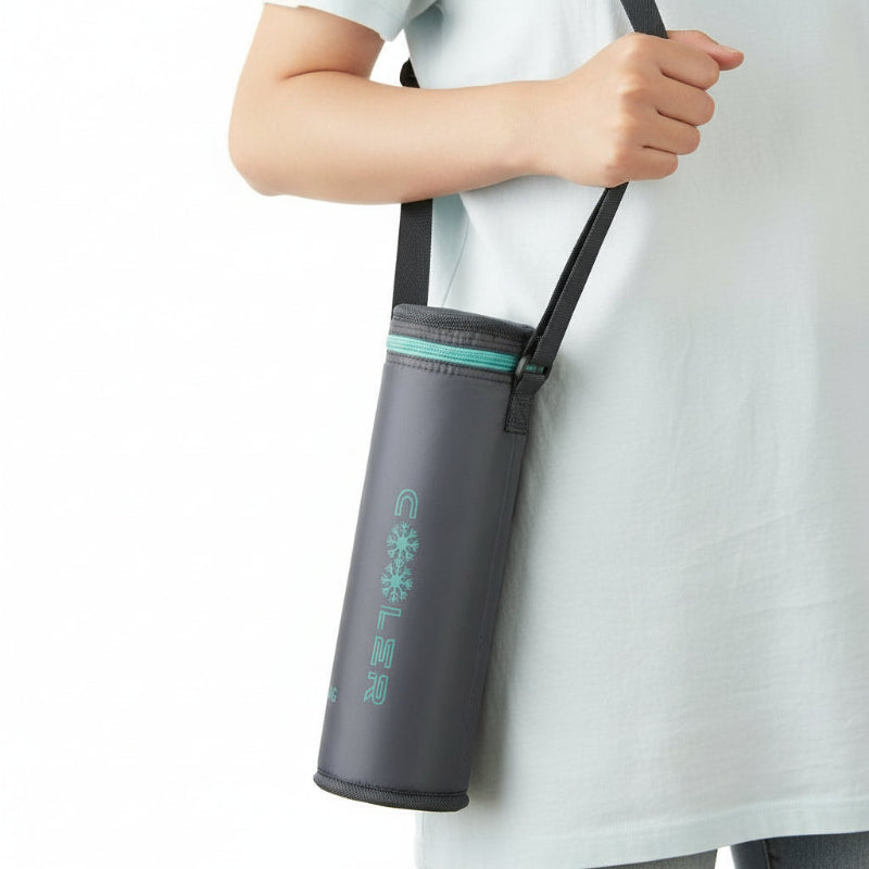 Sac isotherme gris pour bouteille porté à l’épaule par une personne, avec sangle réglable.
