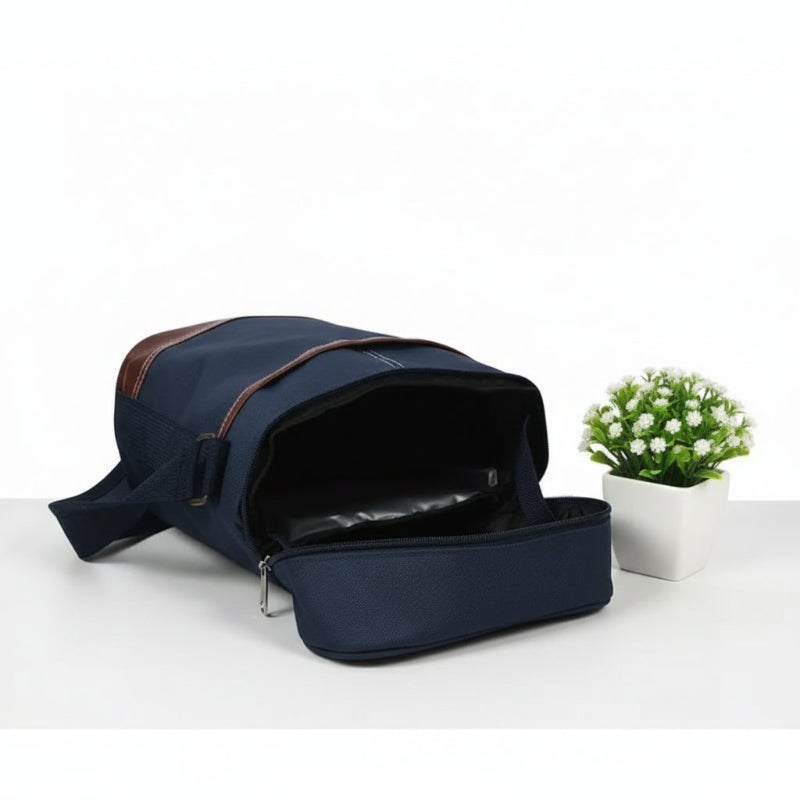 Sac isotherme pour bouteille bleu marine ouvert, montrant la poche intérieure isolante, posé sur une table avec une petite plante décorative.