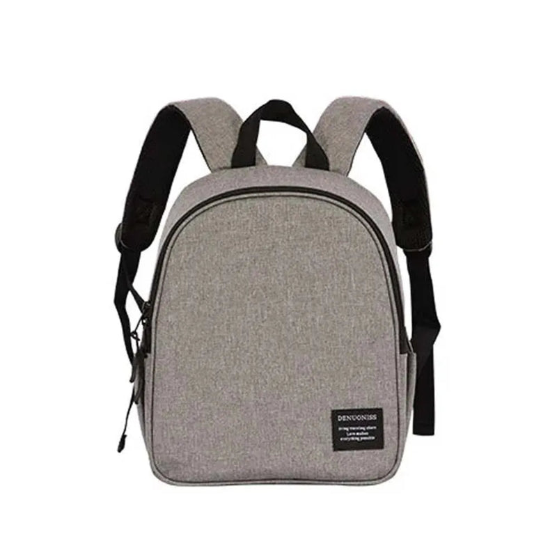 Sac isotherme enfant gris vu de face avec bretelles rembourrées.