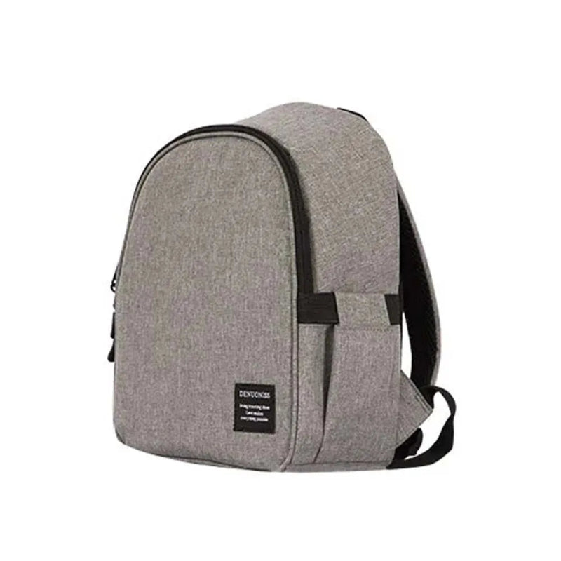 Sac isotherme enfant gris vu de profil, avec ouverture zippée et bretelles ajustables.