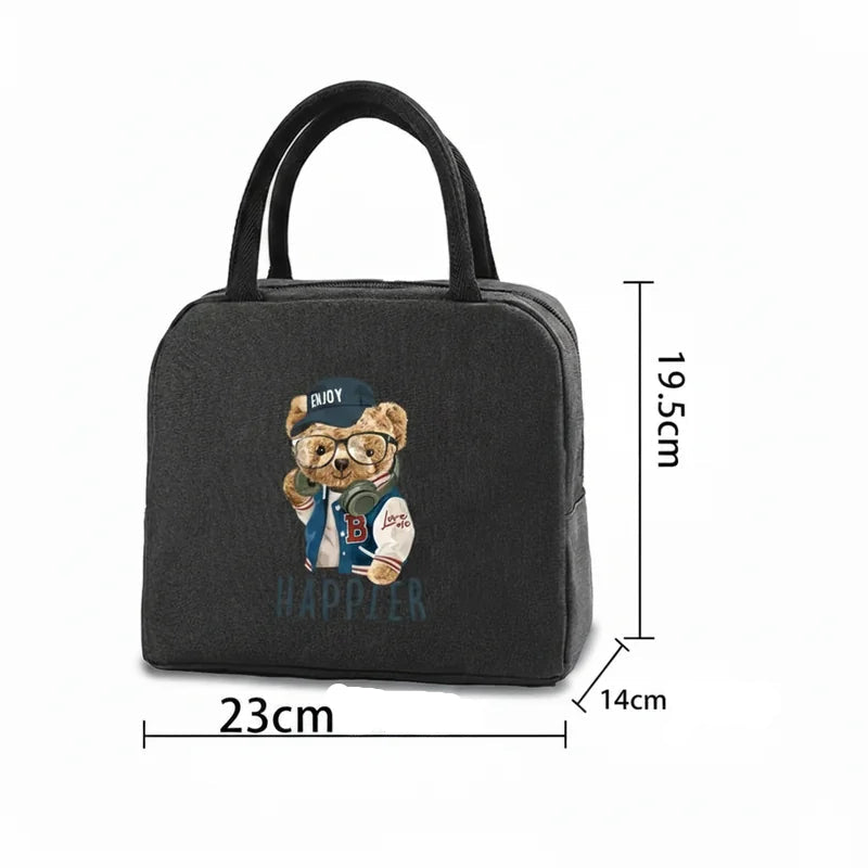 Dimensions du sac isotherme enfant noir avec motif ourson “Happier”, montrant une hauteur de 19,5 cm, une largeur de 23 cm et une profondeur de 14 cm.