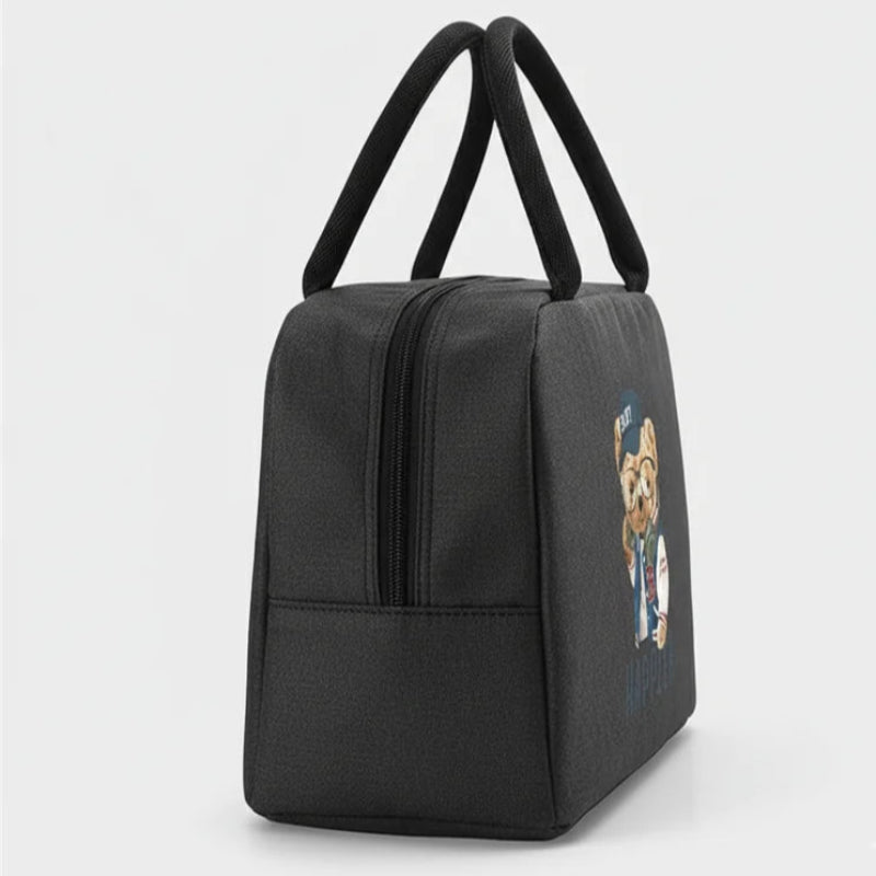 Vue de profil d’un sac isotherme enfant noir avec motif ourson “Happier”, montrant la fermeture éclair centrale et les poignées en tissu.