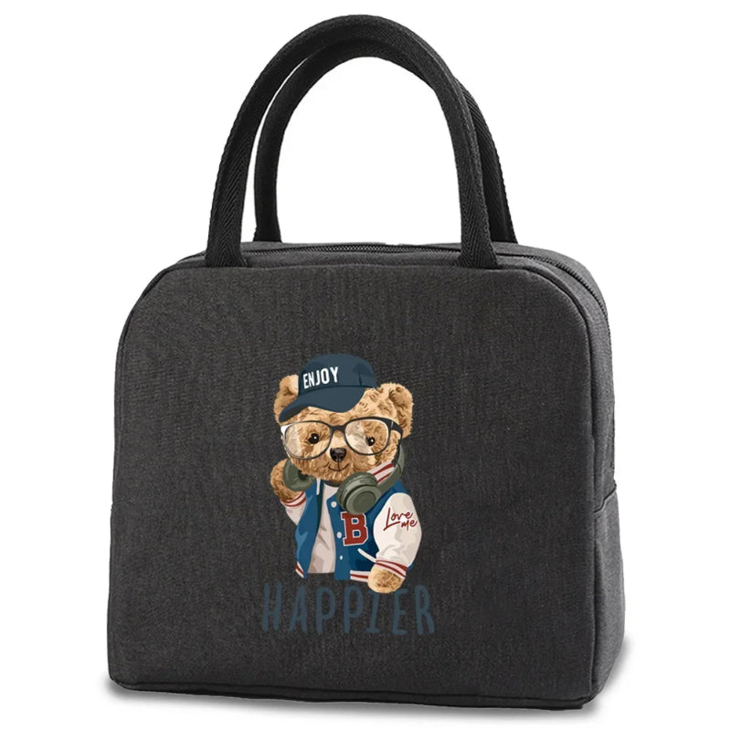 Sac isotherme enfant noir décoré d’un ourson stylé portant une casquette, des lunettes et un casque audio, avec l’inscription “Happier” en bas.