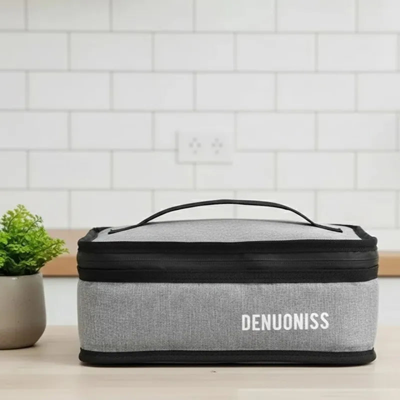 Sac isotherme gris vu de face, posé sur un plan de cuisine moderne.