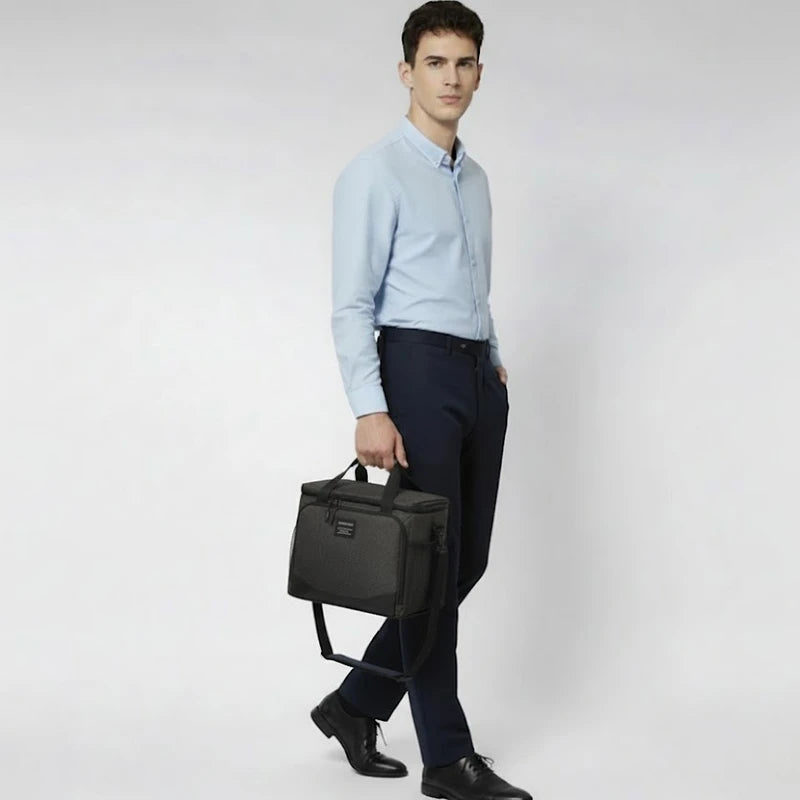 Homme en tenue professionnelle portant un sac isotherme noir, adapté pour transporter des repas au travail ou en déplacement.