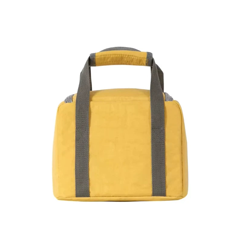 Vue arrière d’un sac isotherme jaune avec anses grises renforcées, format compact pratique pour transporter un repas au quotidien.