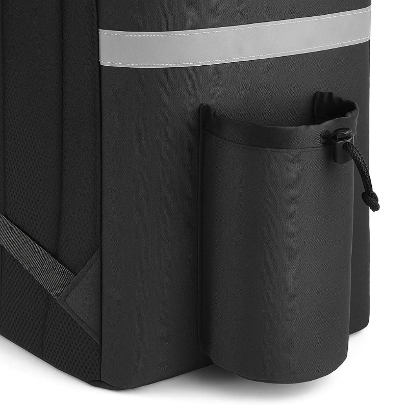 Poche latérale du sac isotherme de livraison noir, avec cordon de serrage et bande réfléchissante pour un usage pratique à vélo.
