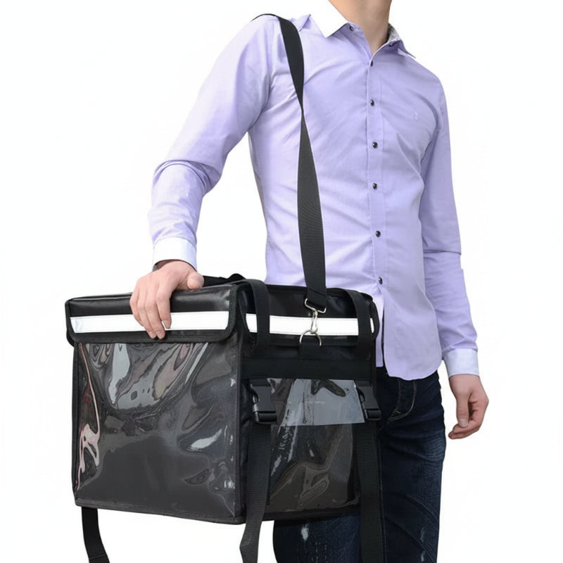 Sac isotherme noir avec parois transparentes, porté en bandoulière par un homme en chemise violette, conçu pour la livraison de repas.