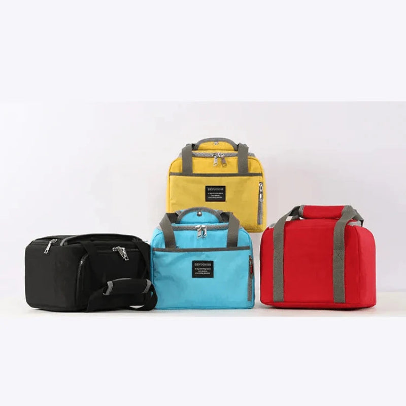 Collection de sacs isothermes en plusieurs coloris jaune, bleu, rouge et noir présentés ensemble pour montrer les différentes variantes disponibles.