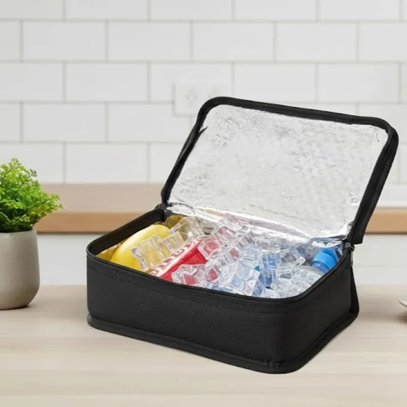 Sac isotherme noir ouvert contenant des boissons et des glaçons pour maintenir le froid.