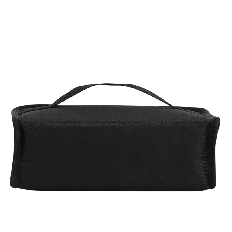 Vue de dos d’un sac isotherme noir fermé avec poignée, montrant sa forme compacte.