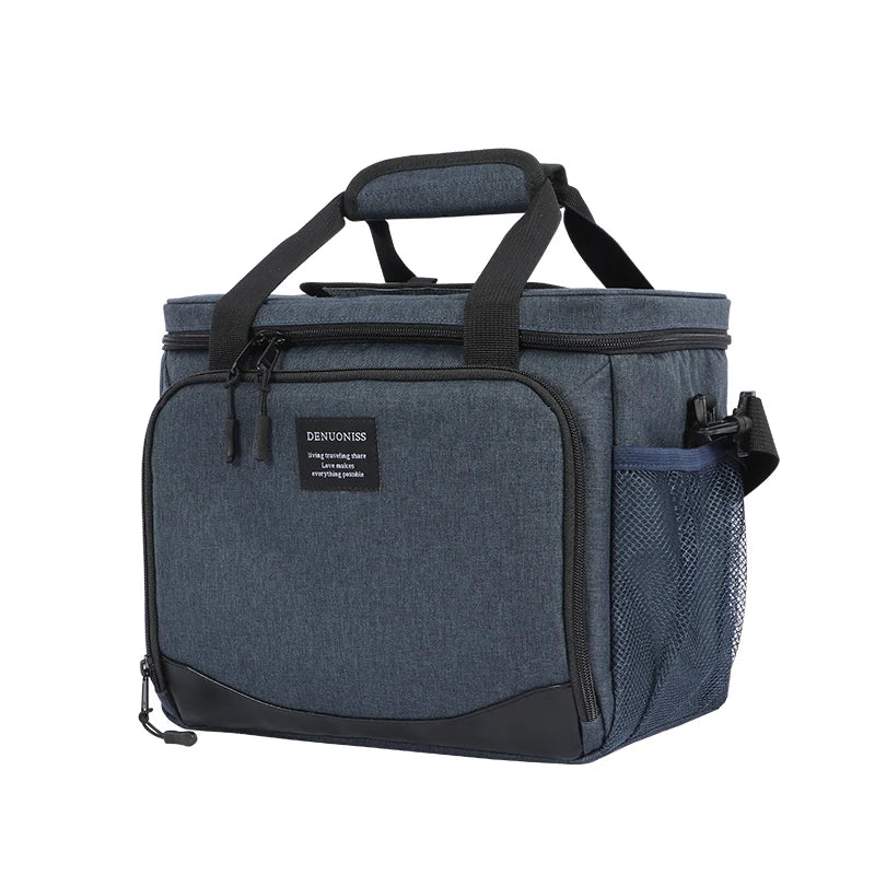 Sac isotherme bleu marine vu de face, avec poignée renforcée, grande poche frontale et filet latéral, idéal pour transporter un repas au travail.