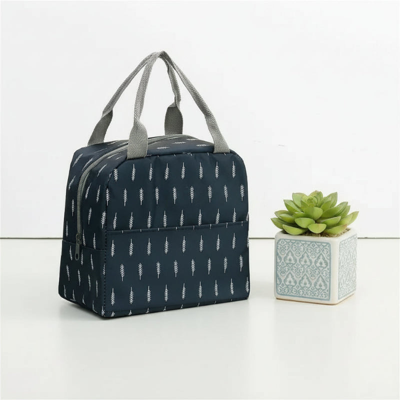 Sac isotherme repas bleu marine vu vu en angle, décoré de motifs blancs en forme de plume.