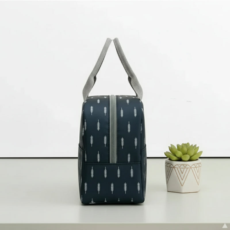 Sac isotherme repas bleu marine vu de côté, avec motifs blancs en forme de plume.