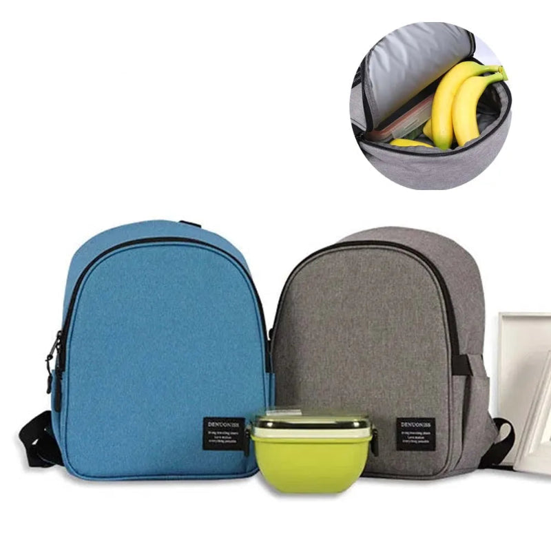 Deux petits sacs isothermes bleu et gris posés côte à côte avec une lunch box verte, et un compartiment intérieur montrant des bananes.