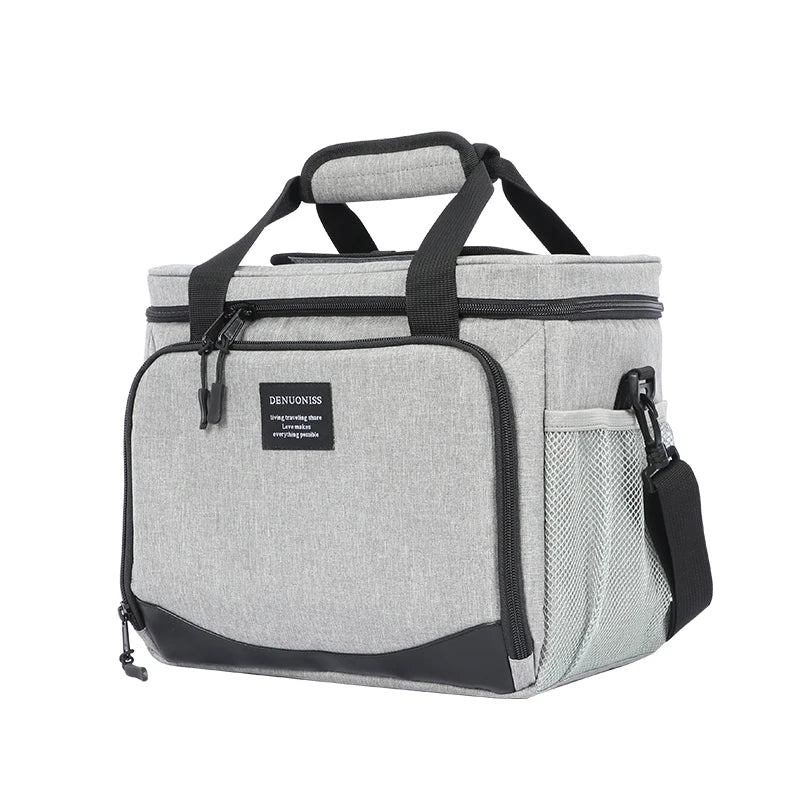 Sac isotherme de 13L gris clair vu de face, avec poignée renforcée, grande poche frontale zippée et poche filet latérale pour bouteille ou canettes.