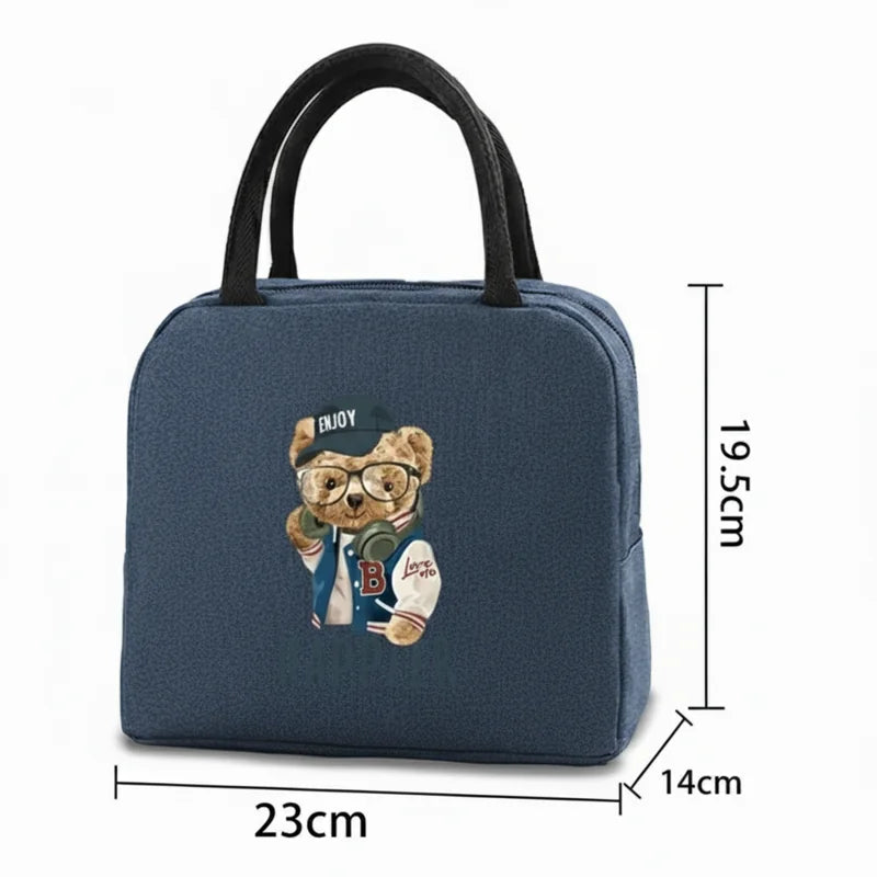 Sac isotherme repas bleu marine, vue de face.
Motif ours marron imprimé sur la face avant.
Dimensions indiquées : 23 × 14 × 19,5 cm.