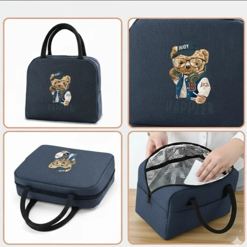 Montage de vues d’un sac isotherme repas bleu marine.
Motif ours marron à l’avant, intérieur argenté isotherme visible.
Présenté de face, de côté, posé à plat et ouvert.