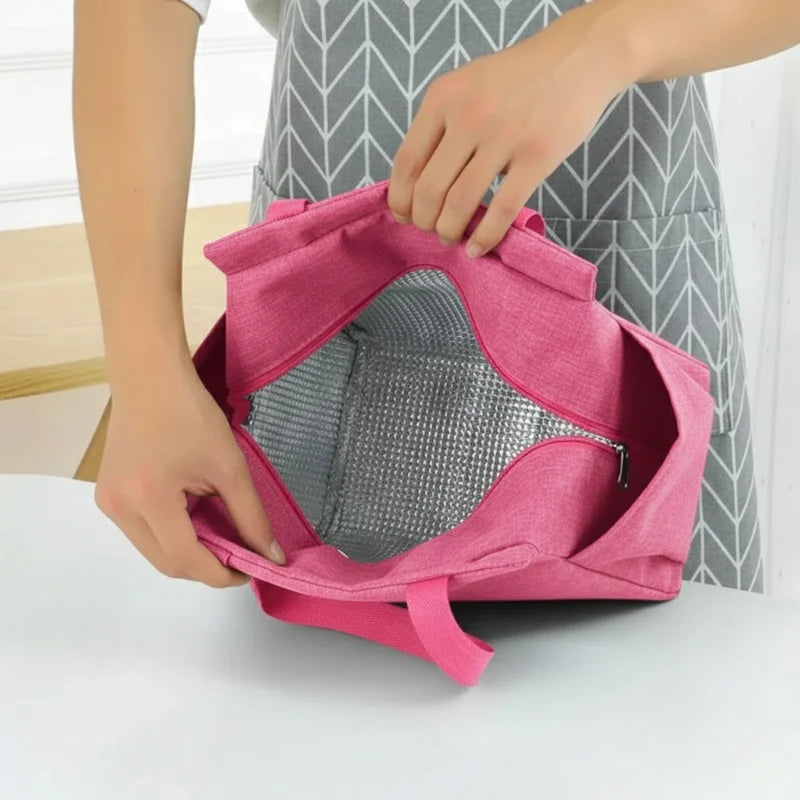 Intérieur d’un sac isotherme rose ouvert, montrant la doublure isolante thermique
