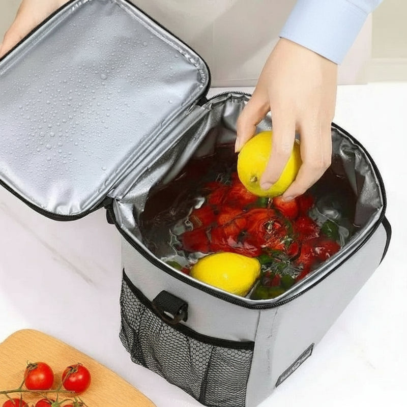 Intérieur d’un sac lunch isotherme avec doublure étanche, montrant la capacité du sac à contenir des aliments et de l’eau.