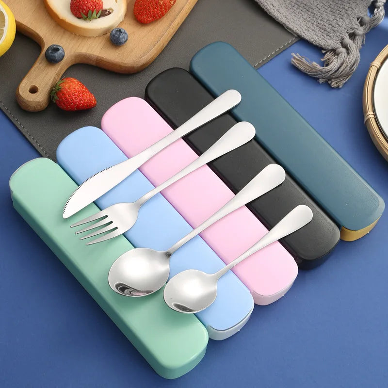 Set de couverts en acier inoxydable avec étuis de transport multicolores (vert, rose, bleu, noir, gris), disposés sur fond bleu, idéal pour repas nomades ou pique-niques.