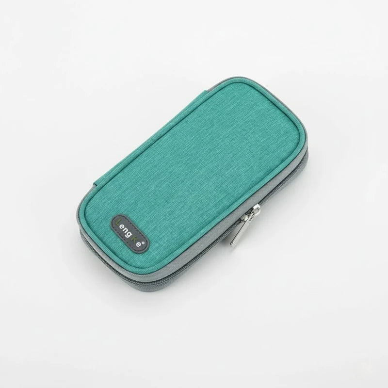 Trousse isotherme rectangulaire vert turquoise en tissu, vue de dessus, avec double fermeture éclair et finitions grises.
