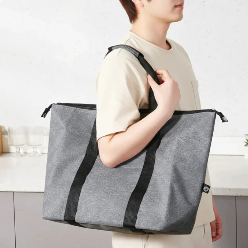Grand sac isotherme gris porter autour de l'épaule par un homme