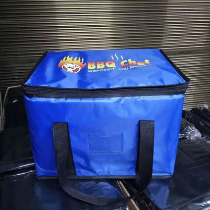 Sac isotherme de livraison bleu avec logo jaune et rouge de face