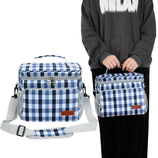 Sac isotherme à carreaux blanc et bleu pour pique nique avec mannequin 