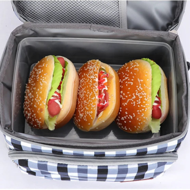 Intérieur du sac isotherme à carreaux bleu et blanc pour pique-nique avec repas